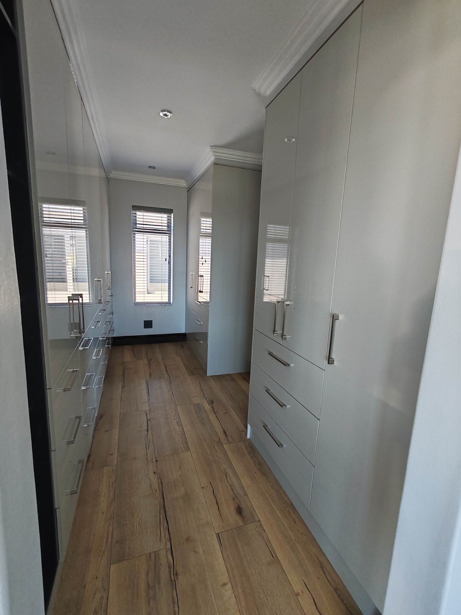7 Bedroom Property for Sale in Perlemoenbaai Western Cape